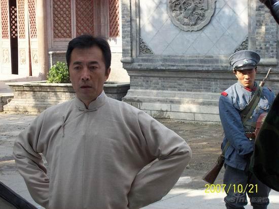 郑晓宁《百年往事》造型曝光伙计老板各有味道