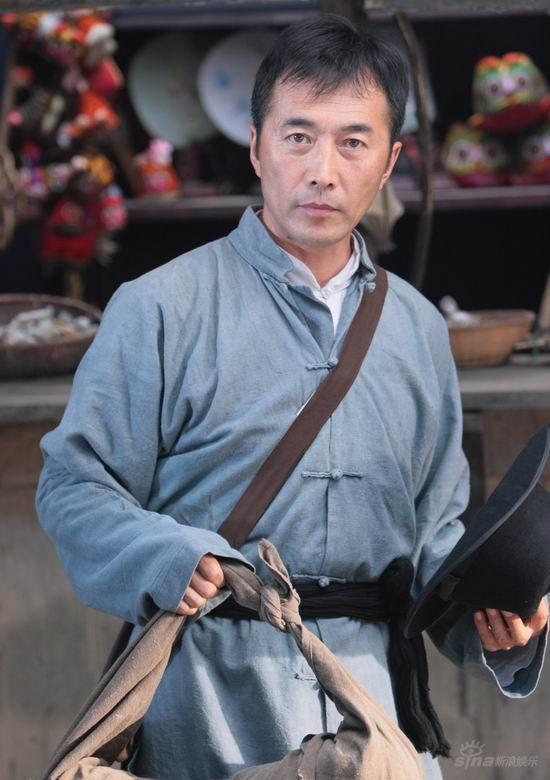 郑晓宁《百年往事》造型曝光伙计老板各有味道