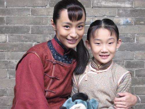 韩晓与小演员合影