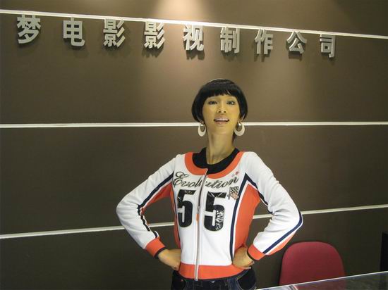 张俪期待首部喜剧作品《爱梦电影》明日开播