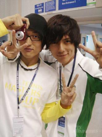 众好男观摩网球大师杯 与名将罗迪克亲密接触