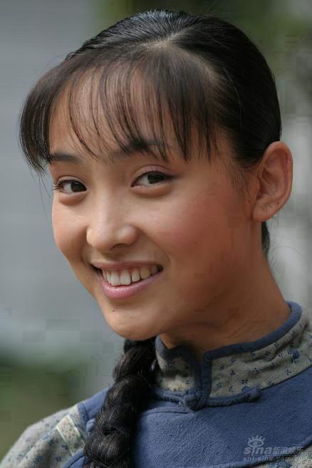 新浪娱乐讯 11月20日13点,《血色湘西》主创人员导演龚若飞,主演白静
