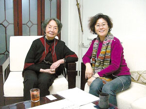 李少红(右)拜会诗词大师叶嘉莹(左).