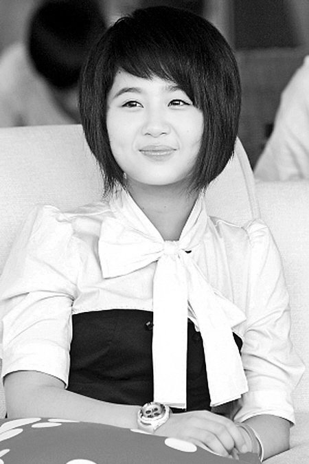 还是高中生的杨紫有着一张娃娃脸。