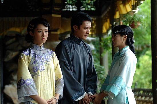 《芸娘》戏中涂黎曼初为人母 与冯绍峰争抱儿子
