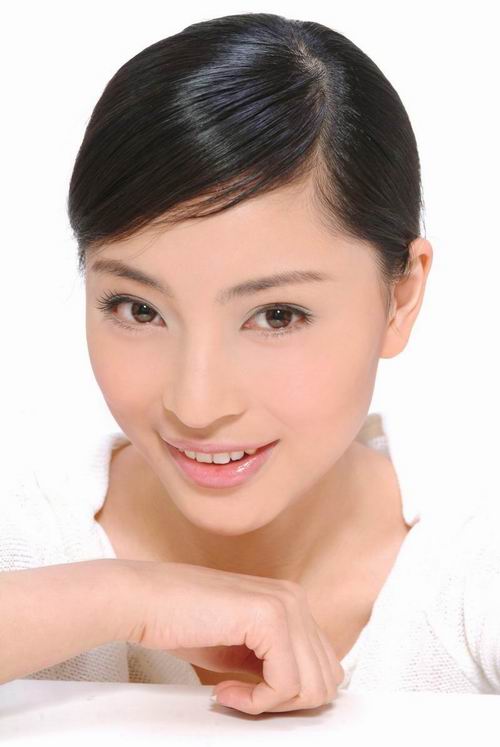 剧中青年女演员王岚饰演了一位美丽的现代女教师,其清新的形象和略带