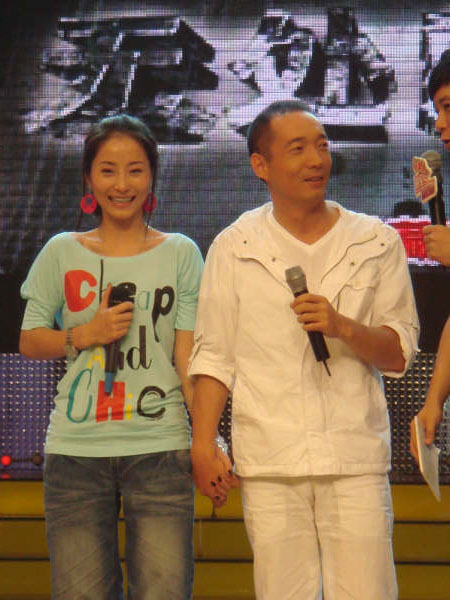 新浪娱乐讯 前日,李易祥在济南做客某节目时被女演员爆料"桃花运