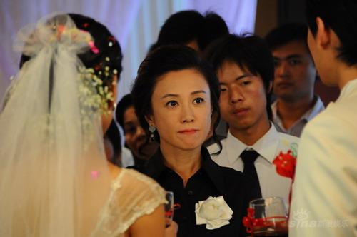 《夺子战争》傅艺伟戴白花参加马苏婚礼(图)