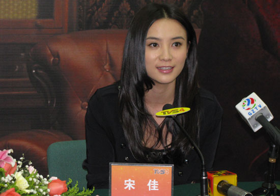 该剧除了名导 实力演员是一大看点外,女主角小宋佳和导演张黎传恋情也