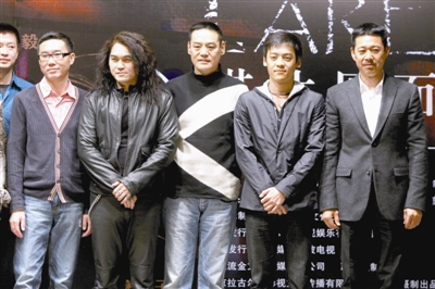 主演张丰毅,主题曲演唱者迪克牛仔等来到现场,而主演王学圻则因在剧组