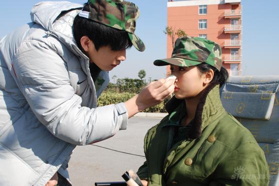 井柏然为杨紫化妆