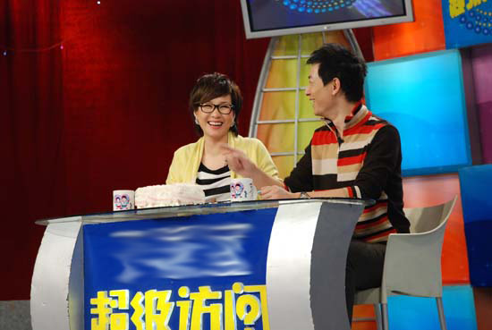 主持人李静和戴军