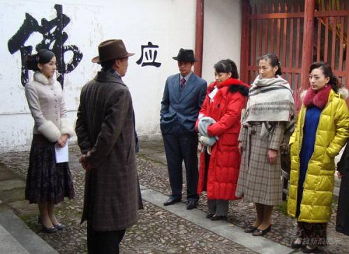 朱子岩又爱又怕枪战戏 演绎铿锵《黑玫瑰》(图)