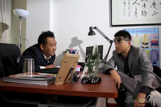 王雷(右)饰石军 新浪娱乐讯 由著名导演郑晓龙最新力作《我是老板》