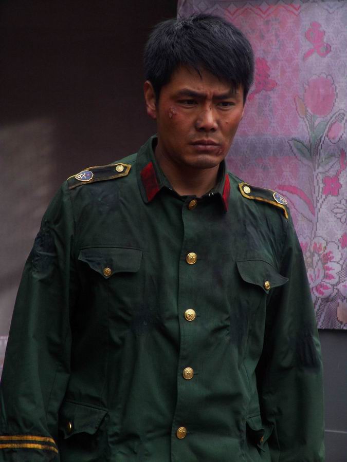 剧中男主角"银幕硬汉"邵兵驻扎高山森林近两个月,与军装迷彩"作伴",与