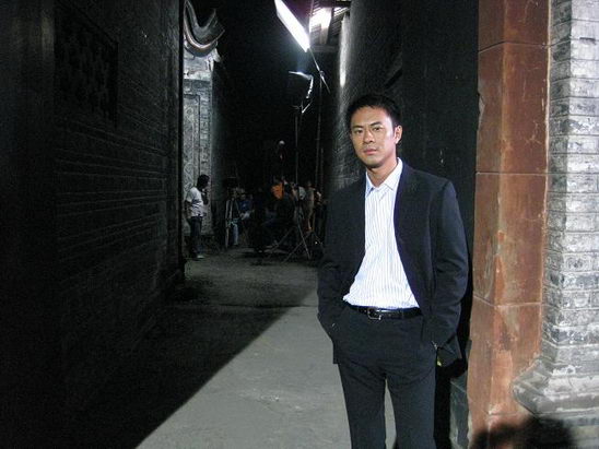 邵汶拍摄悬疑新剧 黑白绅士扮相演神探(图)