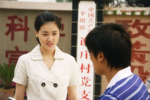 邢宇菲在《遍地玫瑰》中扮演村长的女儿