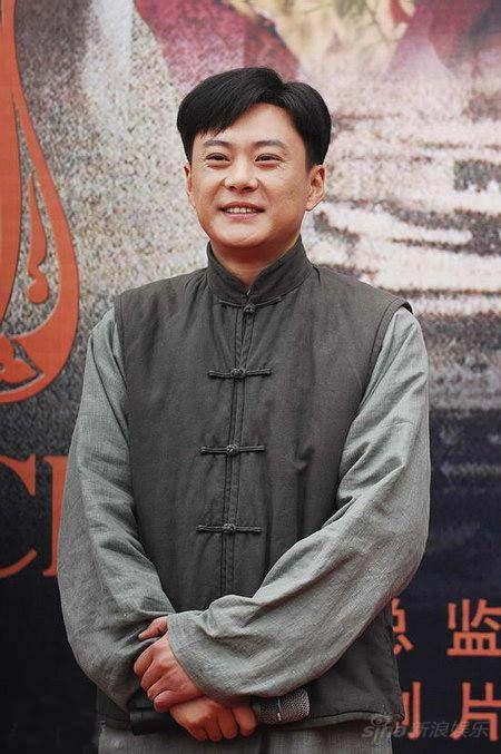 但作为领衔该片男一号"杜清远"的王斑,一出场乡下年轻人特有的"