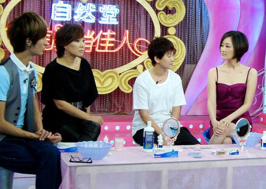 刘晓晔现身《美丽俏佳人》 分享戴隐形眼镜秘诀