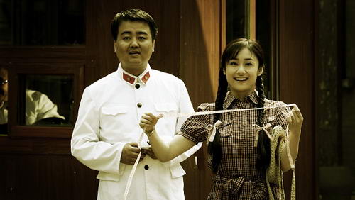 刘云在戏中为周杰学织毛衣