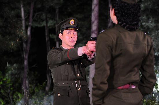 《内线》剧照 新浪娱乐讯 自开机以来就引来众多热议的电视剧《内线》