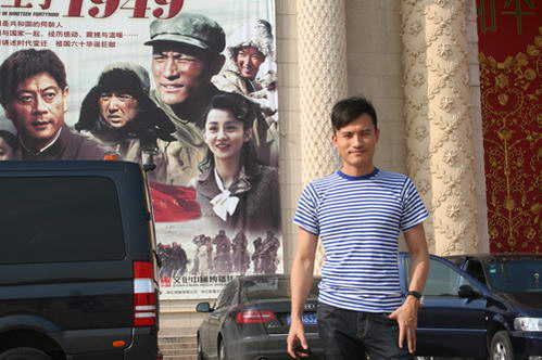 耿乐《生于1949》穿海魂衫 型男造型受杂志青睐