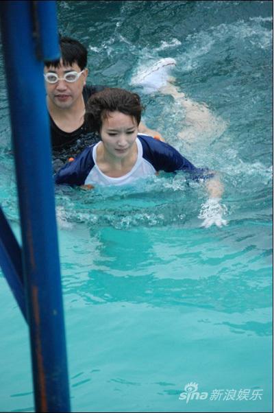 谢楠大左浙江卫视《冲关我最棒》 双双"湿身"