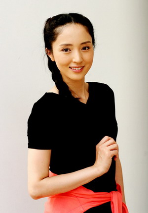 正在武夷山某古镇上紧张拍摄,女主角"祝四萍"的扮演者董璇前期定妆照
