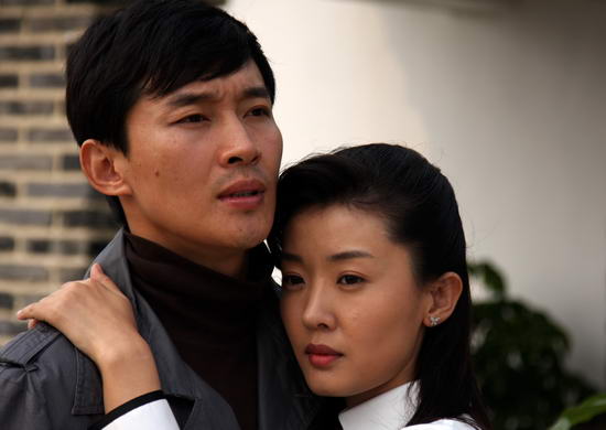 演员曹磊和贾雨萌等领衔主演的大型都市情感电视剧《谁能相倚》(又名