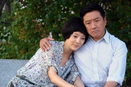 地荧屏收视的华谊艺人车晓,剧中饰演大女儿董妮与资深演员丁勇岱扮演