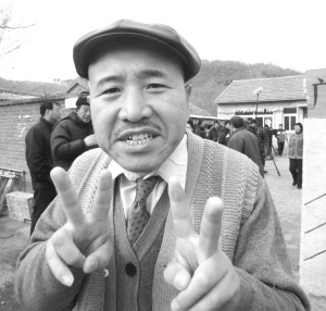 《乡村爱情3》热拍 赵本山宾馆猫冬调控大局