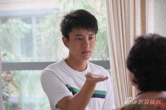 近日,凭借母亲节温情大戏《你是我的生命》热播,华谊新生代小生贾乃亮