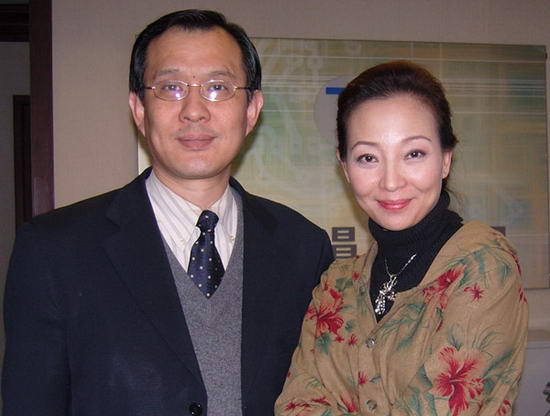 杨子骅一身儒商装扮与马翎