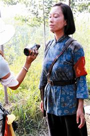 温峥嵘在化妆 温峥嵘饰韩英 随着红色经典电视剧《洪湖赤卫队》在
