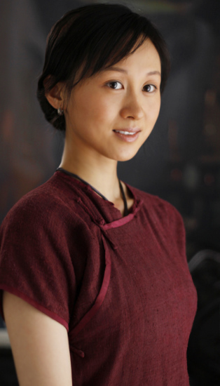 练束梅《圣天门口》当老板娘 吃花生到"饱肚"
