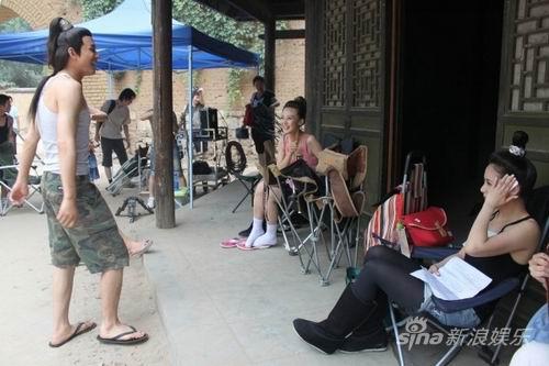 《大唐女巡按》杀青 雷牧片场搞怪逗乐阿娇