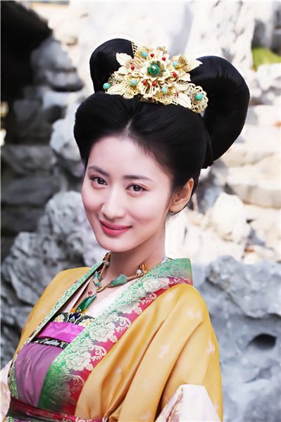 《美人天下》众星云集 郭珍霓华丽变身奢华皇后