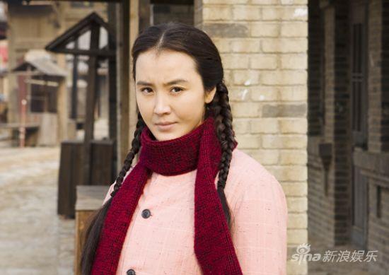 戏中,岳跃出演女劳模赵金凤,身为厂长冯远征得力助手的她,有大量和