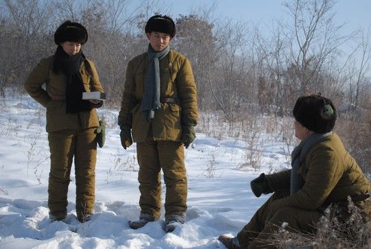 沈傲君与王桂峰剧照 新浪娱乐讯 知青年代戏《兵团岁月》近日在黑龙江