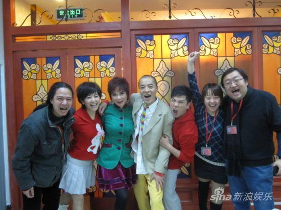 徐囡楠(左二)与小品《新房》全体创作人员