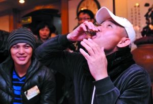 林保怡(右)来到酒之乡,当然少不了喝几杯美酒