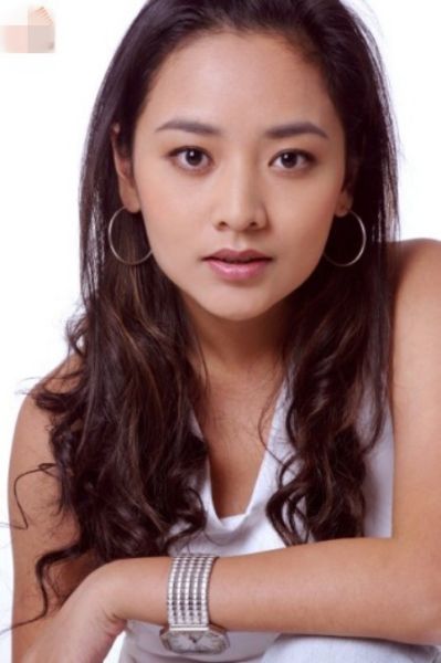 雨田执导,青年演员宋小宁等主演的电视连续剧《乡村都市情》近日杀青