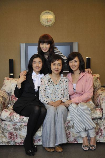 三姐妹和母亲.jpg