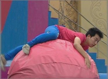 女子闯关内衣被冲掉_水上闯关冲掉内衣gif(2)