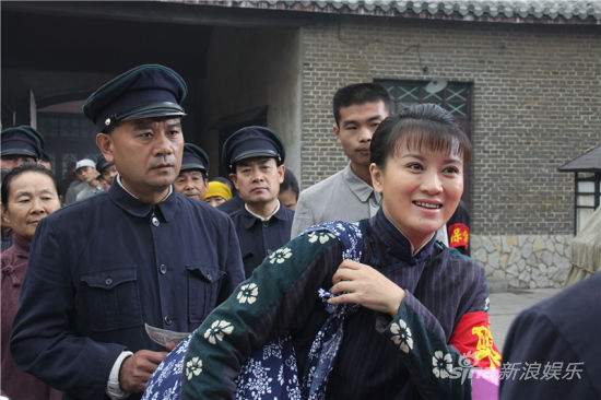 01 11:01:24 新浪娱乐 《铁道游击队2》海报 白菊花和孙玉田 芳林嫂