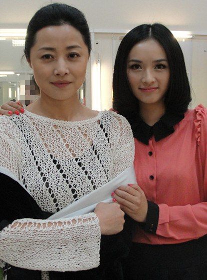 发布会现场 刘蓓和李依玲 新浪娱乐讯 大型现实情感电视剧《下海》将