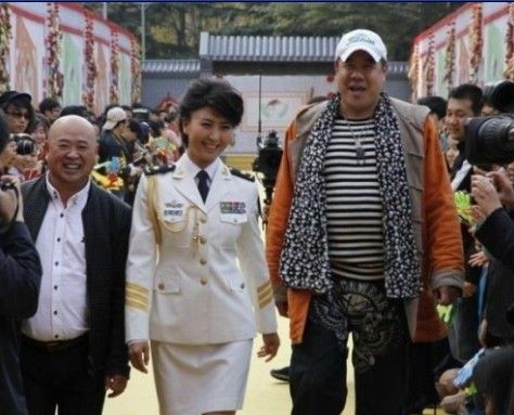 08 16:44:48 新浪娱乐 闫学晶亮相"丰收大道" 闫学晶与王晓曦,秦卫东