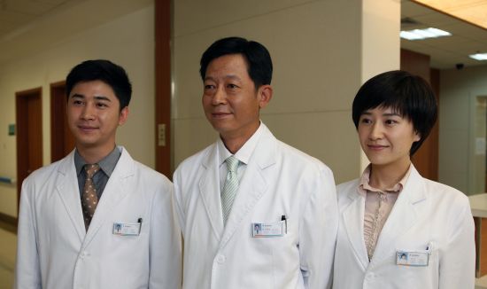 王志文和剧中徒弟张浩天、徐囡楠