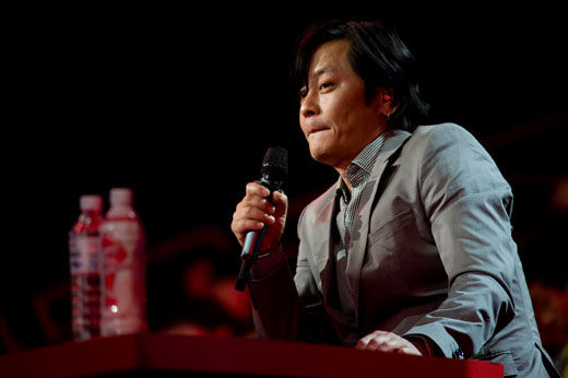 王杰献声《歌声传奇》