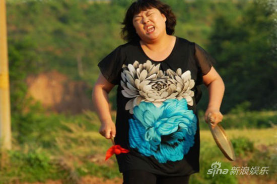 李菁菁《老爹的非"城"勿扰》演泼辣寡妇(图)